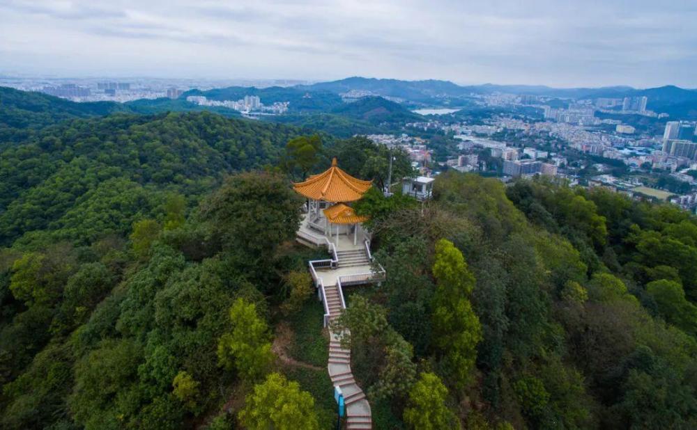 广东南粤名山之一,主峰高382米,是aaaaa级风景区