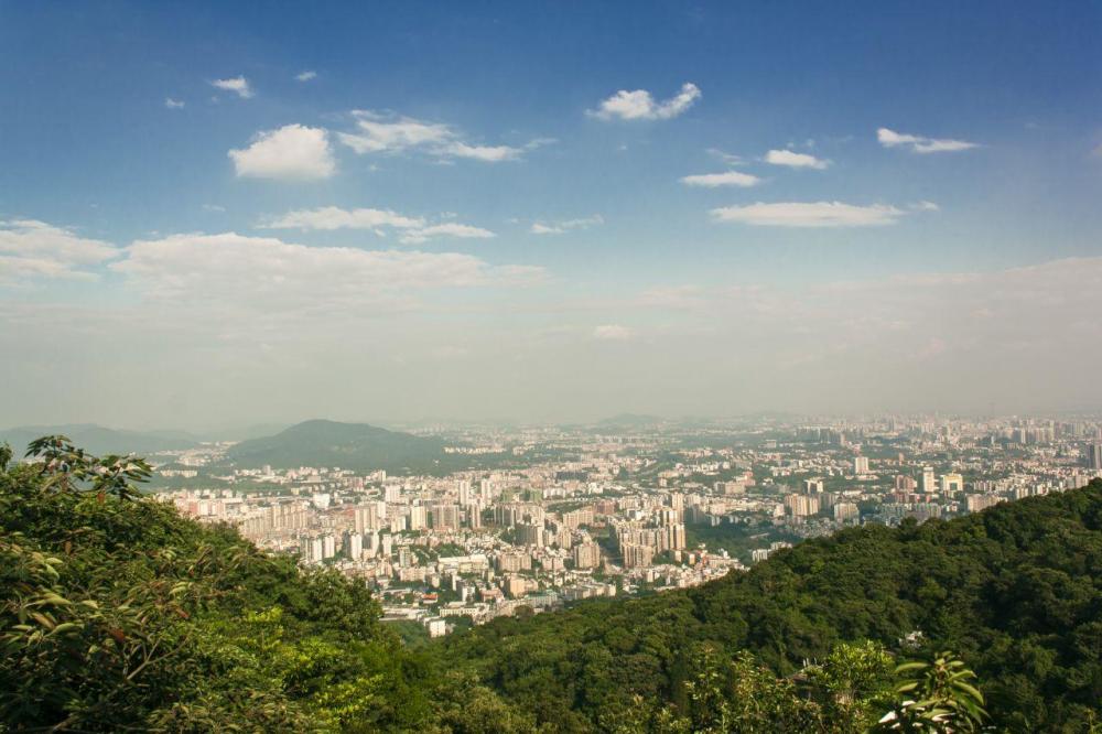 广东南粤名山之一,主峰高382米,是aaaaa级风景区