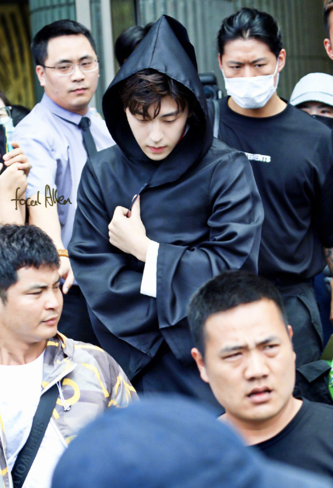 密逃最新路透曝光全员黑袍斗篷加身邓伦有型杨幂酷飒冷艳