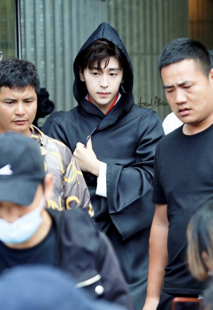 密逃最新路透曝光全员黑袍斗篷加身邓伦有型杨幂酷飒冷艳