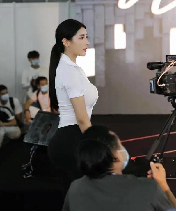 刘太阳制服照意外走红130斤身材不臃肿网友健身魔力真大