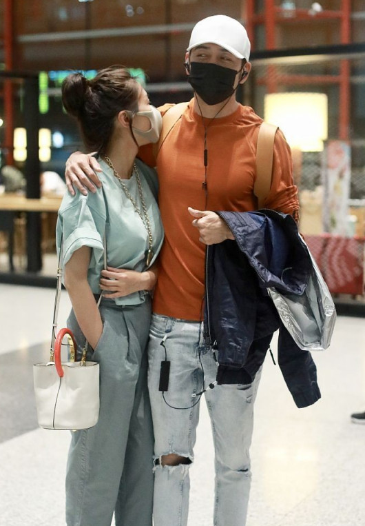 "小包总"老婆娇小伊人,穿棉t恤戴大金链子,被宠出小公主气场