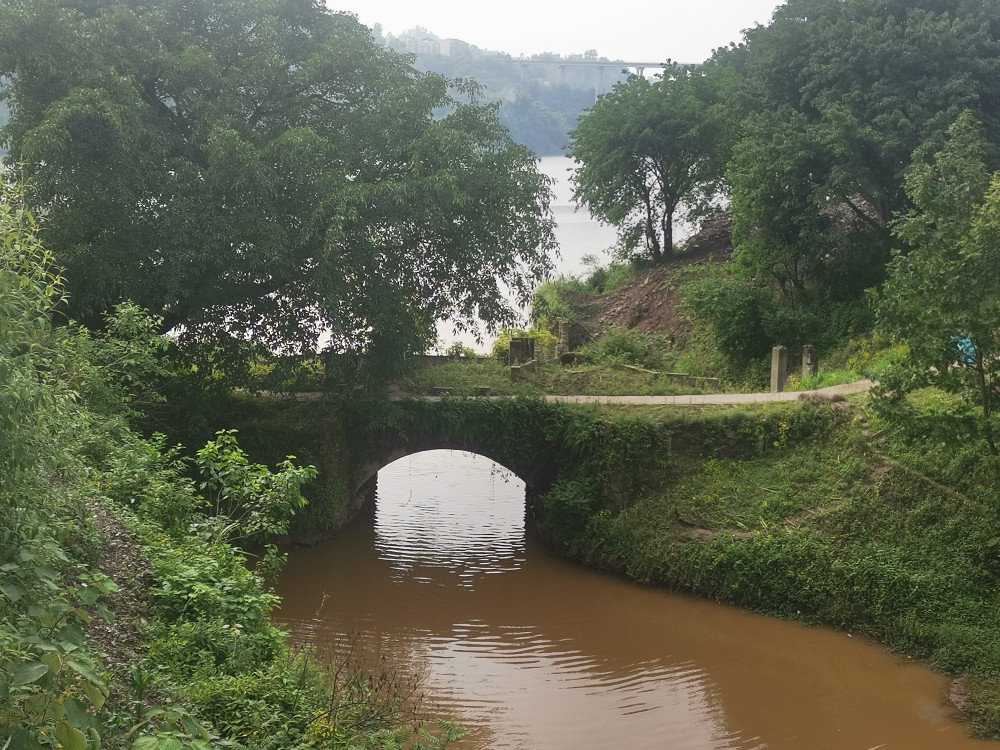 几年前,就在小沔渠江大桥修建好以后,小沔镇就着急新城镇的建设,并且