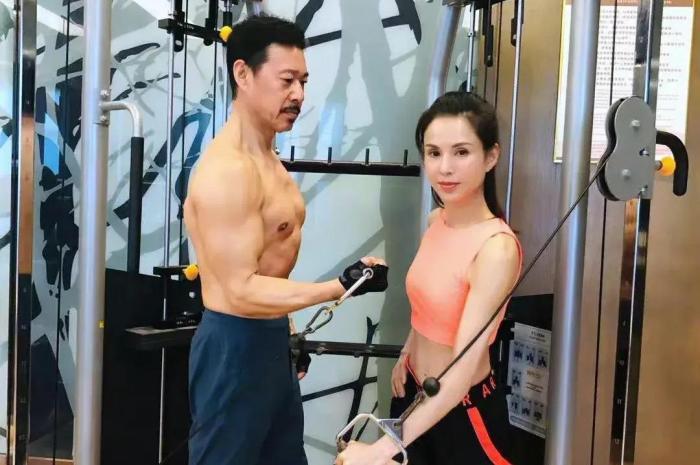 55岁李若彤晒与65岁张丰毅健身合照_腾讯新闻