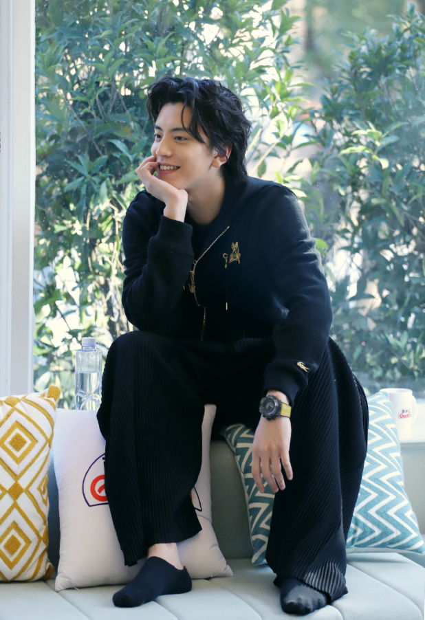 王大陆灰蓝西装造型释出,脏辫发型酷帅不羁,大嘴咬项链太抢镜