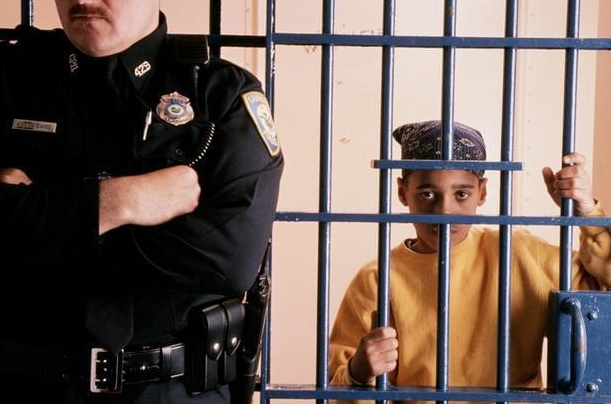 囚犯都不放过美国女教师多次侵犯正在服刑男孩事后还给了他钱