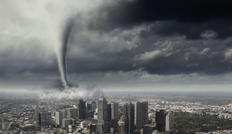 江苏苏州吴江区盛泽镇部分地区受龙卷风影响,局部电力设施和多处房屋