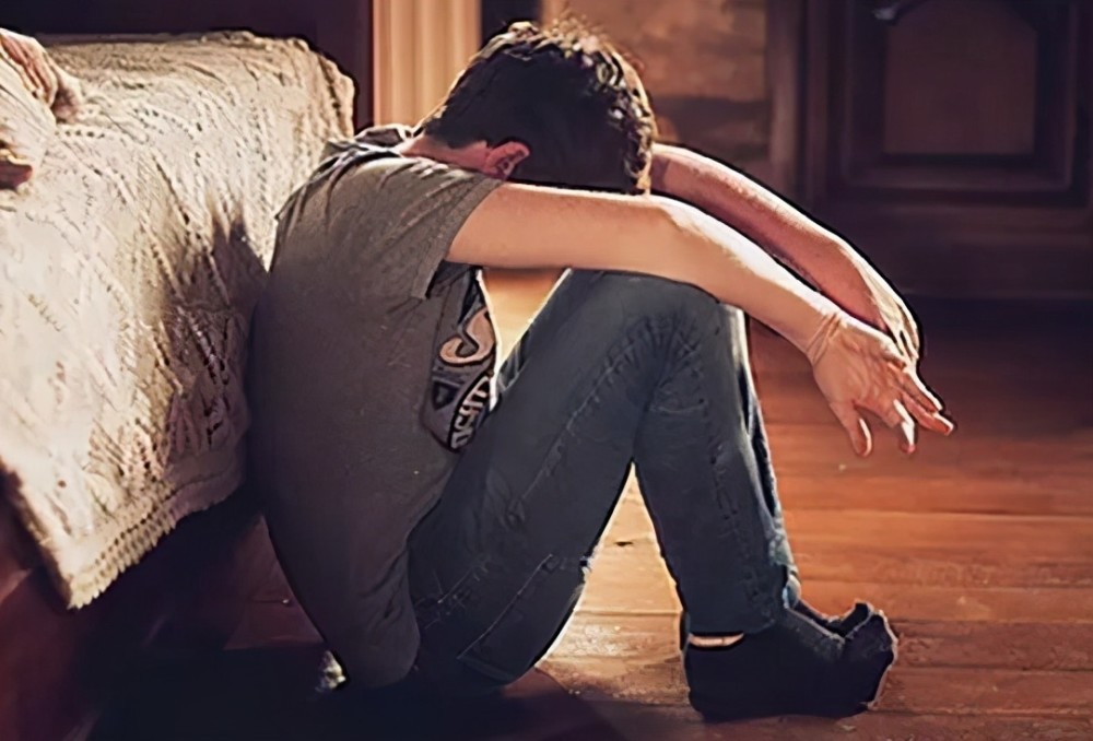 现在的社会不允许年轻人自卑,但现在的教育却让人越来越自卑