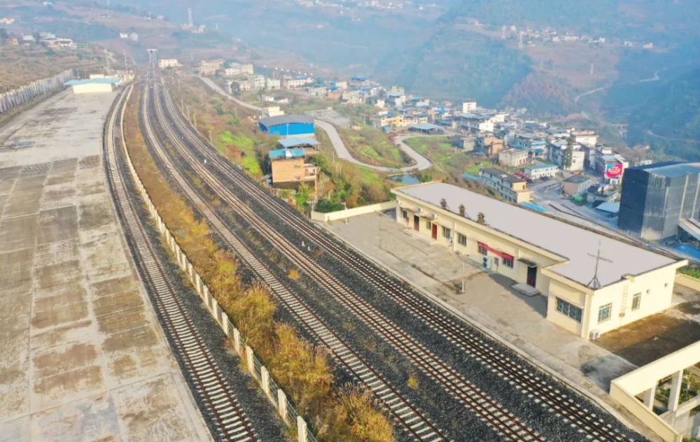 市签署了蓉遵货运通道古蔺大村经仁怀至遵义铁路建设合作框架协议目前