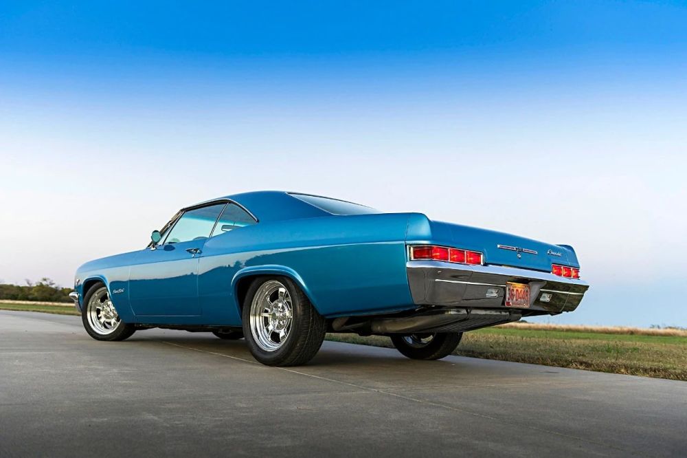 经典的美国传奇1966年雪佛兰impala正在等待新主人