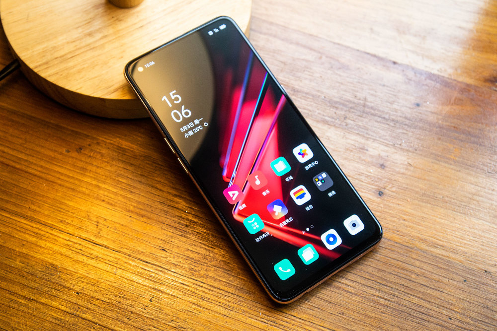 oppo高颜值旗舰机,65w快充6400万三摄,首发价亲民