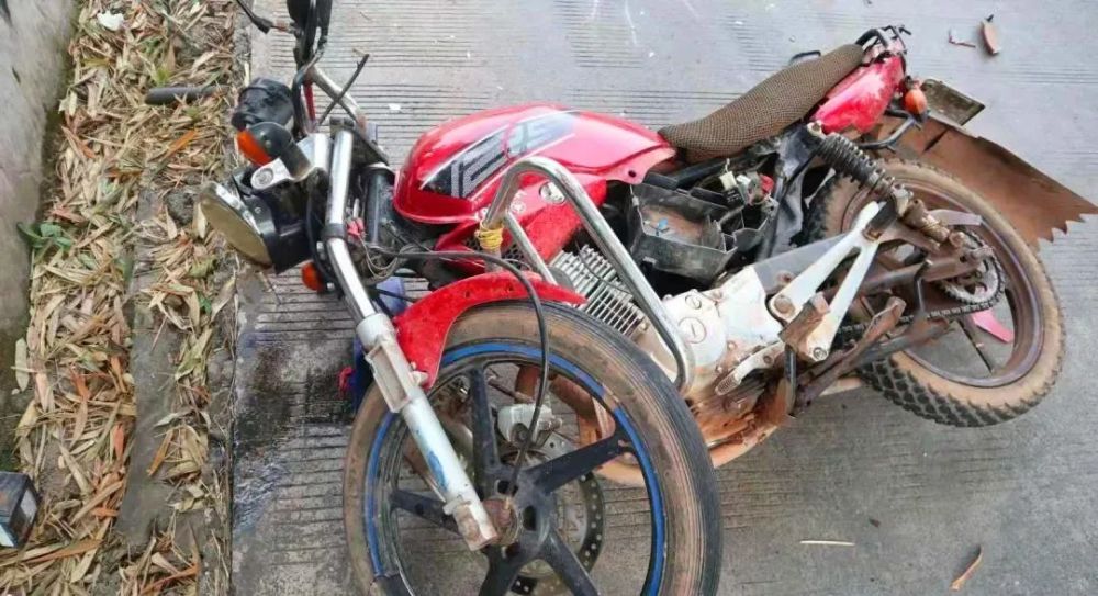 宜宾摩托车与小车迎面相撞行车记录仪全程记录