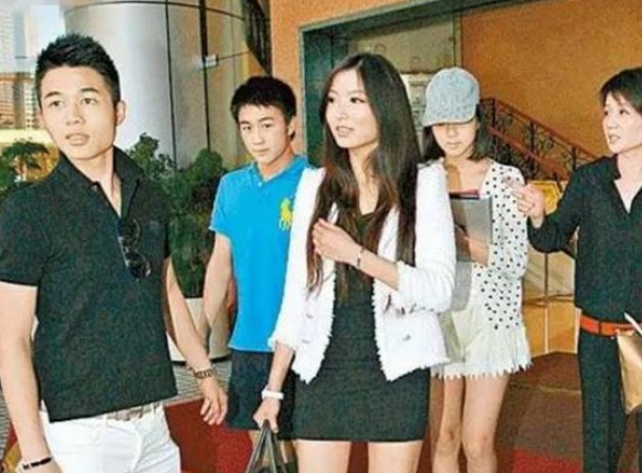 香港名媛陈可欣被曝婚内出轨激情热吻照流出还差点成赌王儿媳