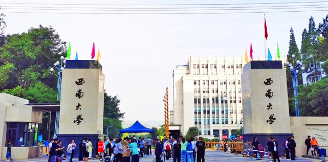 卫星航拍:重庆荣昌区唯一的大学,出门就是荣昌火车站