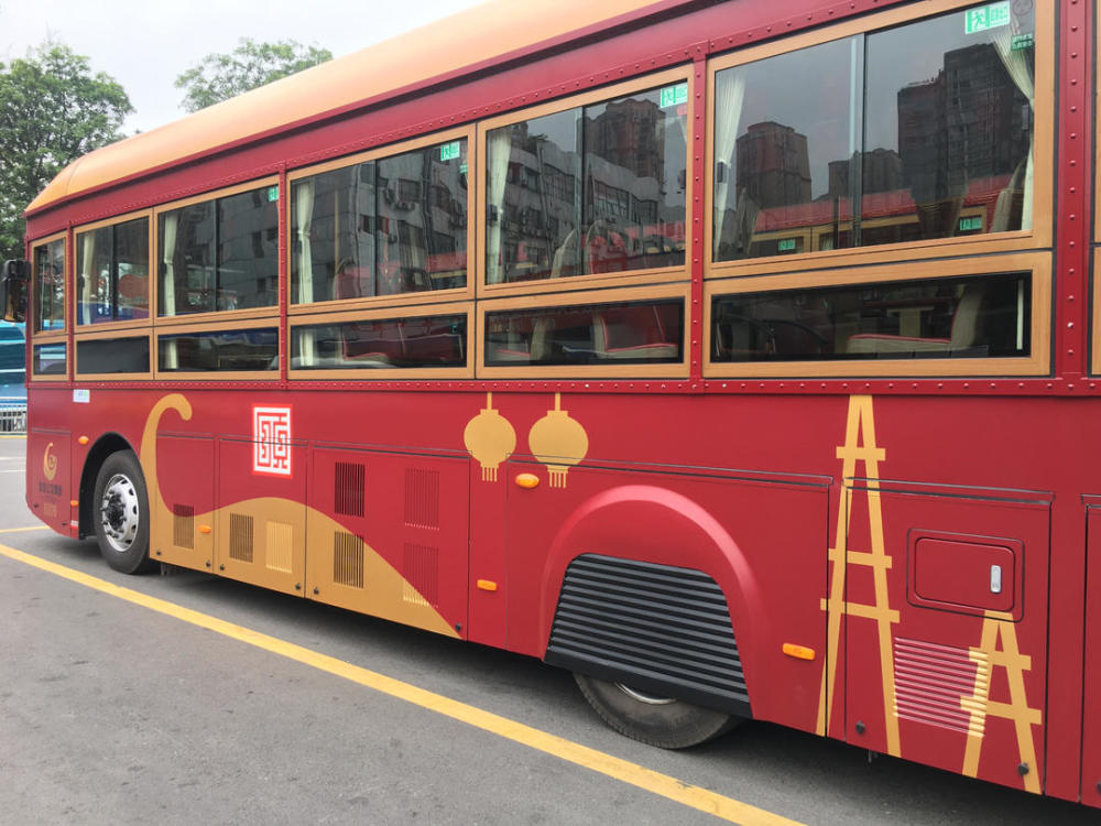 四川自贡发布3辆初心号红色主题乐巴车身印有盐龙灯形象车内播放党史