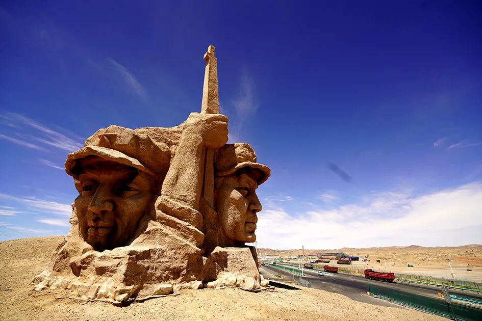 他们的面庞朝着不同方向,目光炯炯注视前方,一杆钢枪握在手中刺向青天