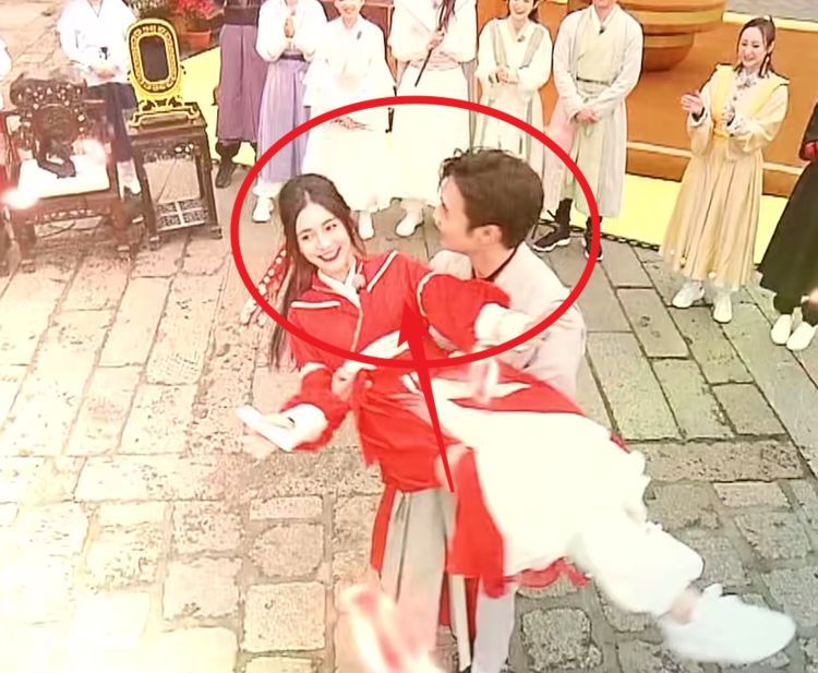 张彬彬公主抱baby,手部的摆放位置成亮点,素质如何很显然_腾讯新闻