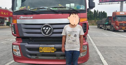 13歲孩子高速開重型半掛車,交警都看呆了!