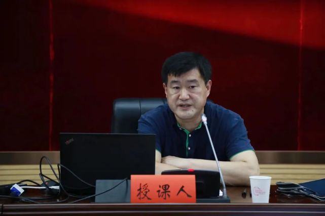 中心产业发展部负责人邓军,市委宣传部出版版权处四级调研员李天阳