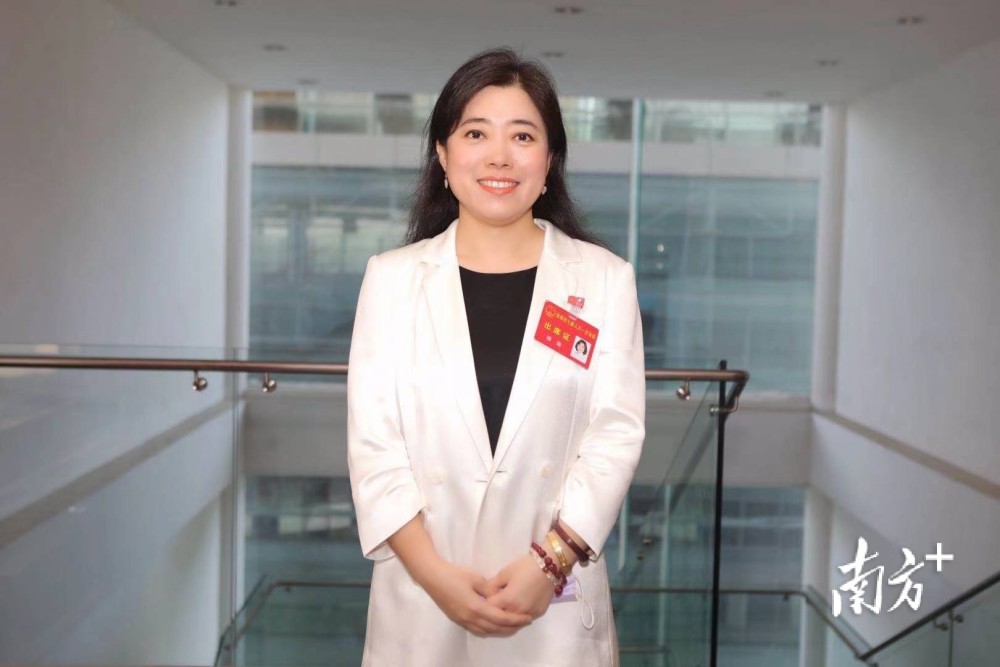 深圳市七届人大一次会议开幕,来自罗湖代表团的深圳市人大代表杨瑞