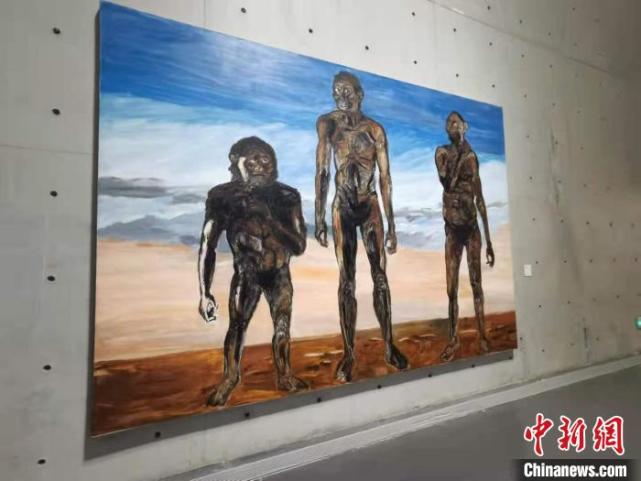 当日画展上,《火星上有生命》的画作吸引了众多观众的眼球.