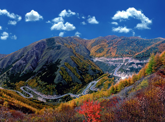 六盘山是我们国家中最年轻的山脉之一其风光不输九寨沟