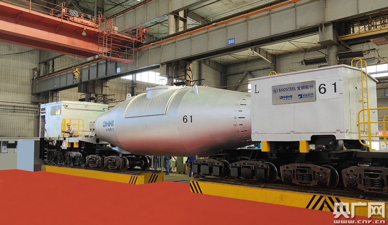 大连重工研制的全球首批335吨智能绿色高效型鱼雷车成功下线