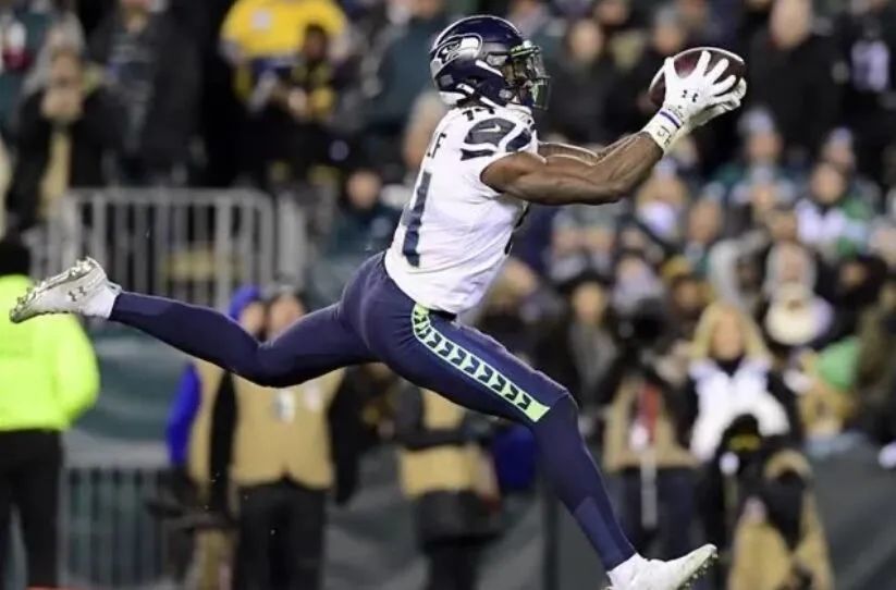 橄榄球运动员首次百米比赛10秒36从未进行训练网友天赋超博尔特