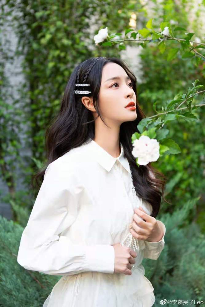 李莎旻子穿婚纱唱歌太仙女了