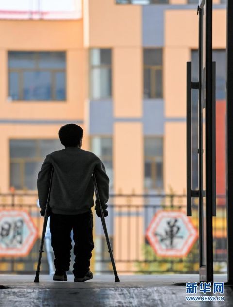 图片故事:双拐撑起助残梦想