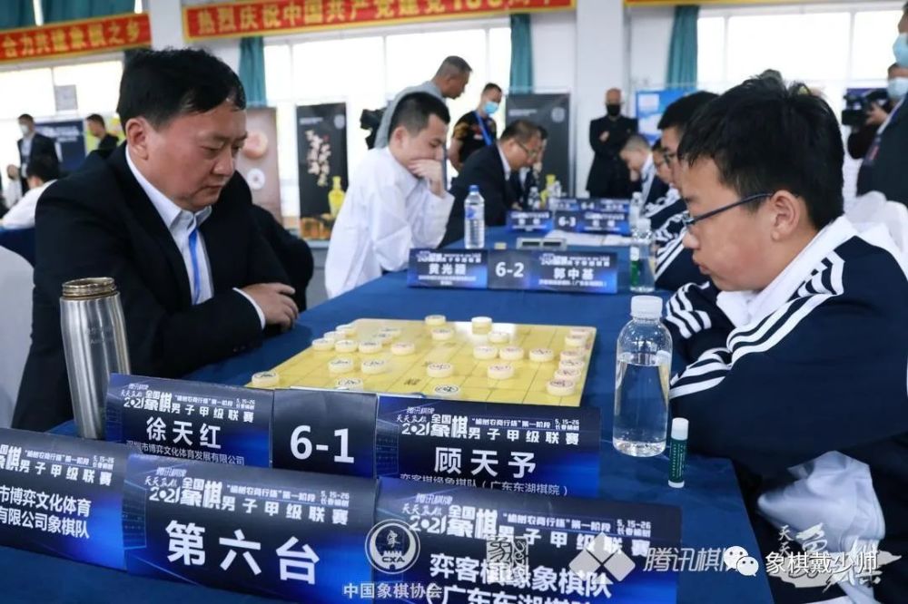 直播间李鸿嘉与马天越两位大师互动,为棋迷讲解对局,交流赛事!