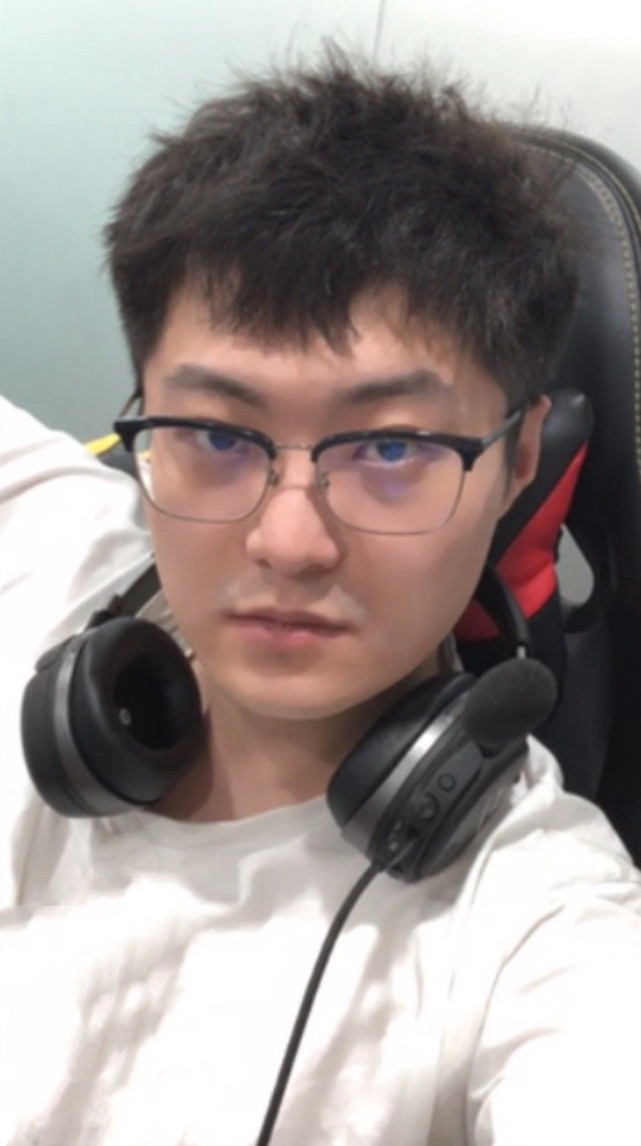 ag老帅的近况曝光阿泰爆料他到深圳当kpl导播去了不过1个月工资仅5000