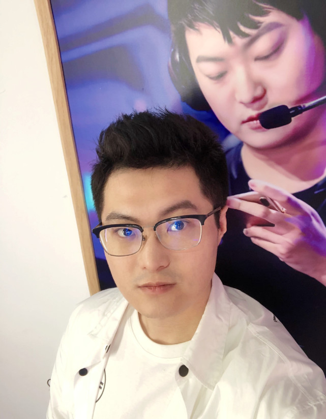 ag老帅的近况曝光阿泰爆料他到深圳当kpl导播去了不过1个月工资仅5000