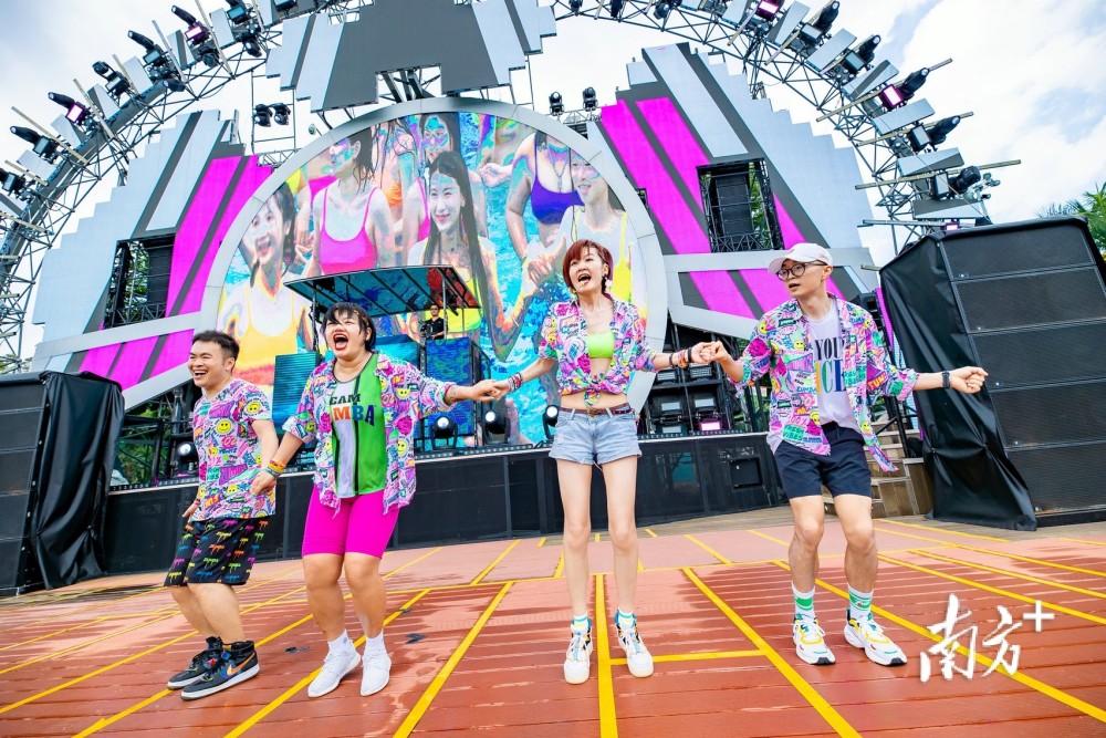 万人比基尼活动正式拉开帷幕惊艳水上乐园夏日