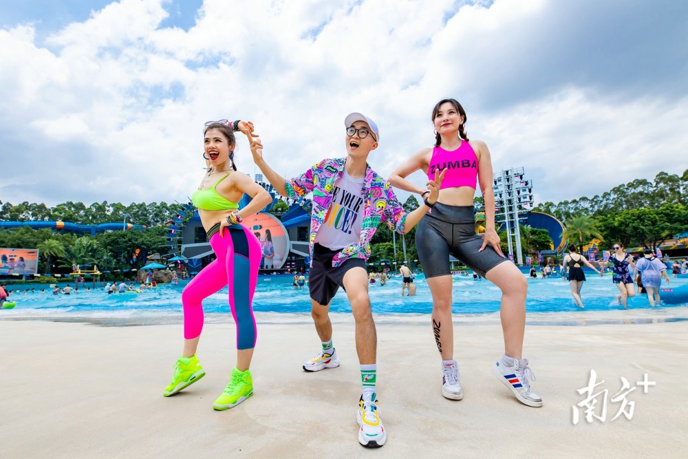 万人比基尼活动正式拉开帷幕惊艳水上乐园夏日