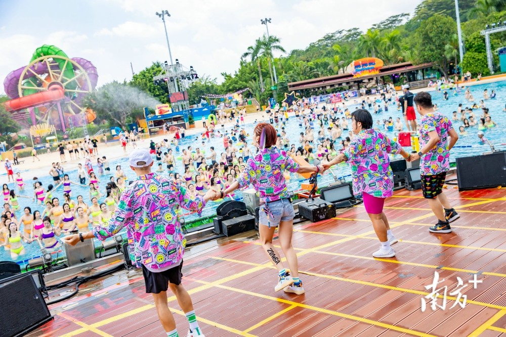 万人比基尼活动正式拉开帷幕惊艳水上乐园夏日