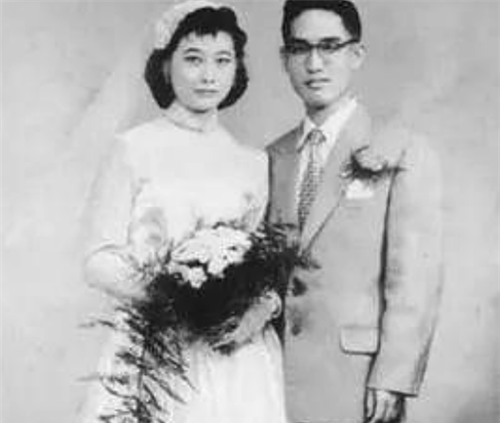 余光中恋上14岁表妹,不顾家人反对娶回家,7年连生5胎,恩爱61年