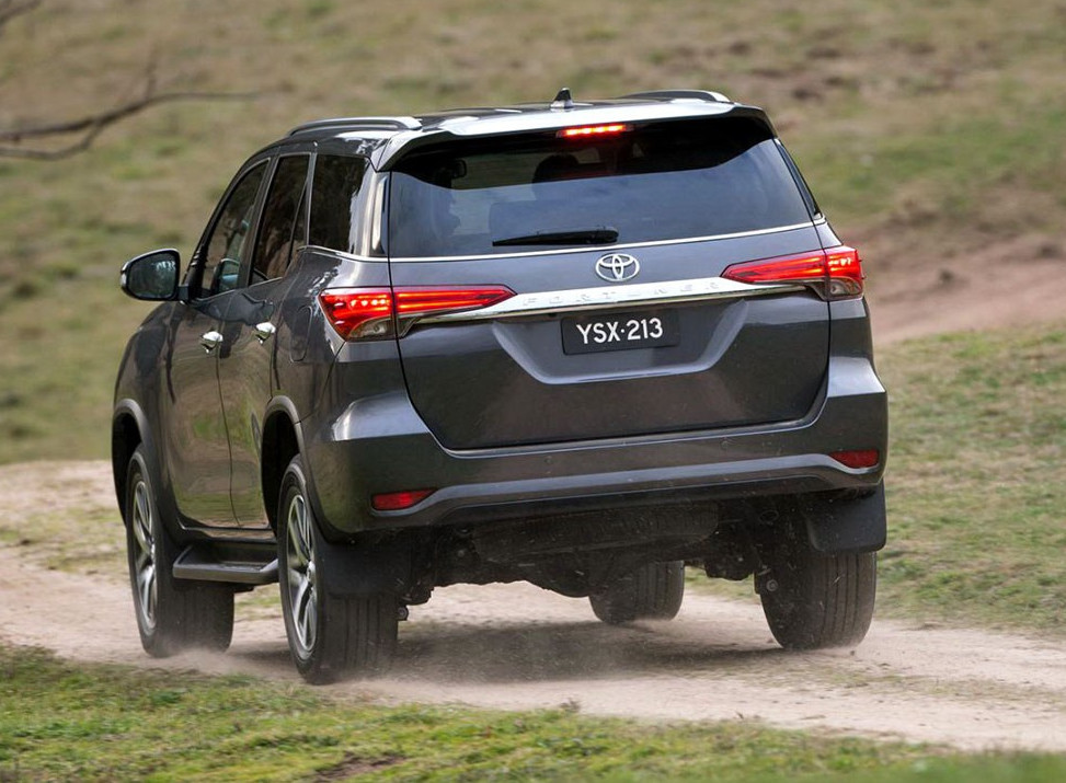 不足20万,丰田7座suv,霸道胞弟,比路虎更猛