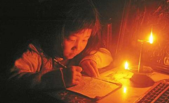 民国时就有电了,为什么后来还点了40年煤油灯?发生了什么