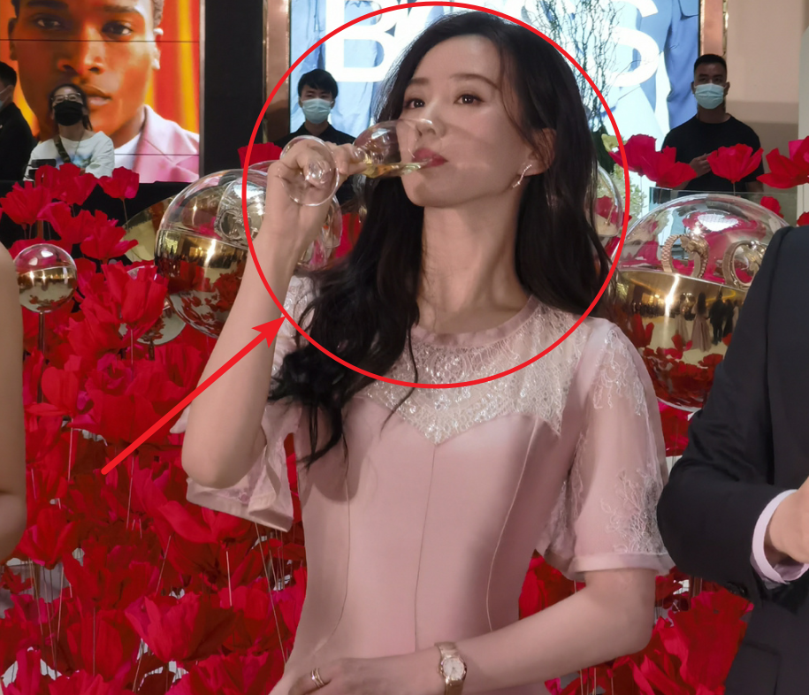 刘诗诗活动图流出不加滤镜才能算明星生图看这细腰真绝了