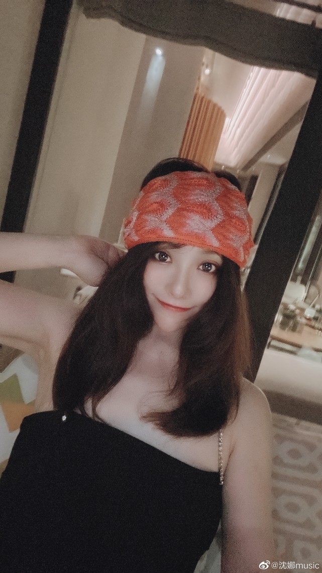 沈娜可以说有着一张明星脸,颜值一点不比军艺校草弟弟差,不过靠实力的