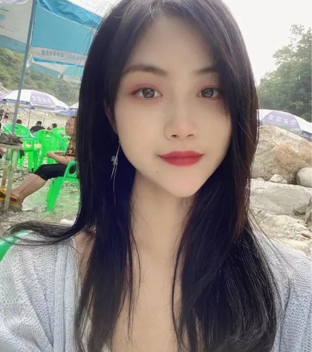 整过容的女人这4个地方非常明显下巴太尖鼻梁透光