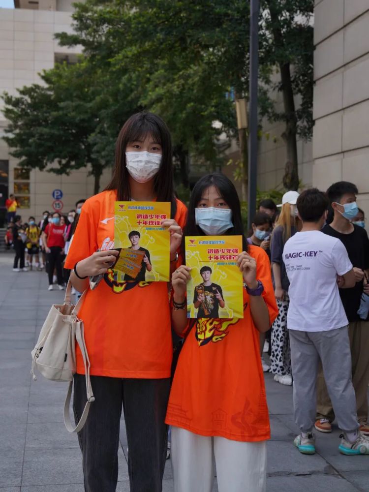 女粉围观!和爸爸一同亮相球迷见面会,胡椒仔忆当年