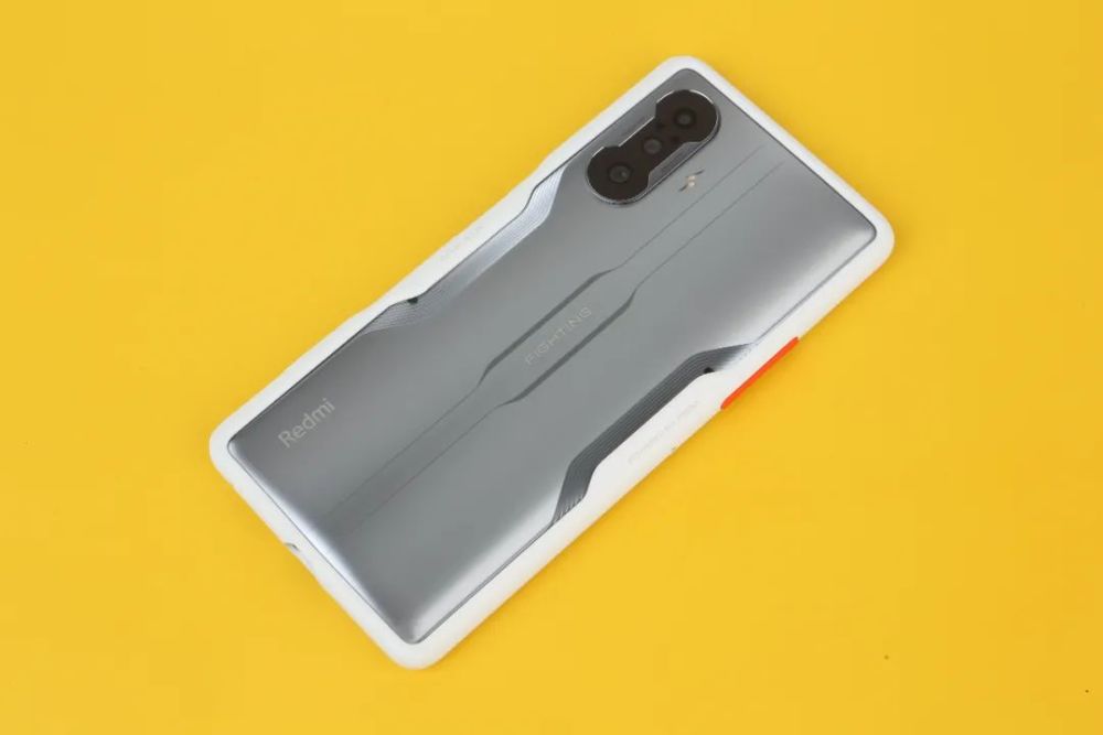 在上,下和左侧边框,保护壳预留了多处孔位,分别对应三麦克风,立体声双