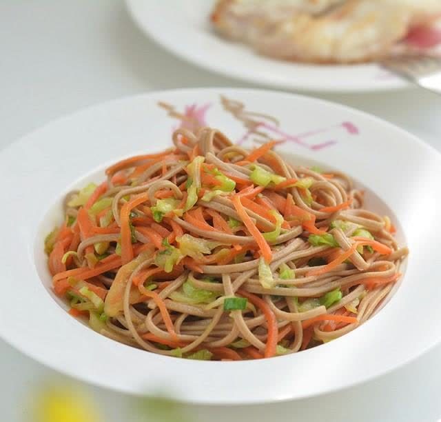 加入所有的調料拌勻成餡3蕎麥粉加水和成麵糰,做成餃子皮,中央放上