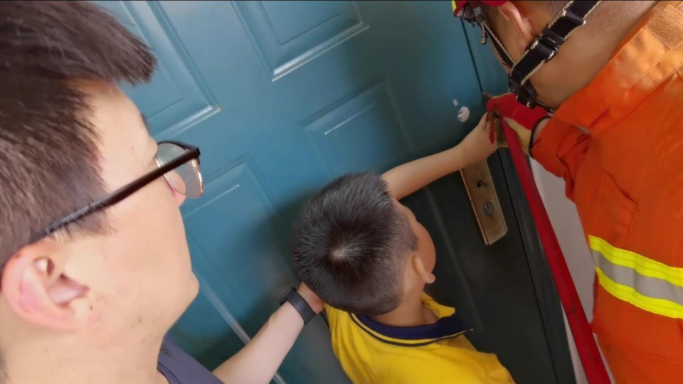 男孩手指被夹门缝消防提醒你需要注意这些