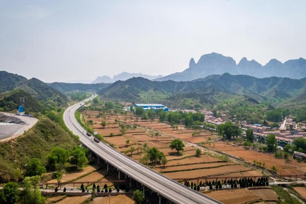 沿着高速看中国丨高速铺就致富路太行峰墙旅游红
