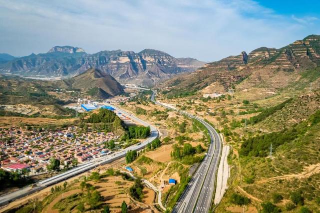 沿着高速看中国丨高速铺就致富路 太行峰墙旅游"红"