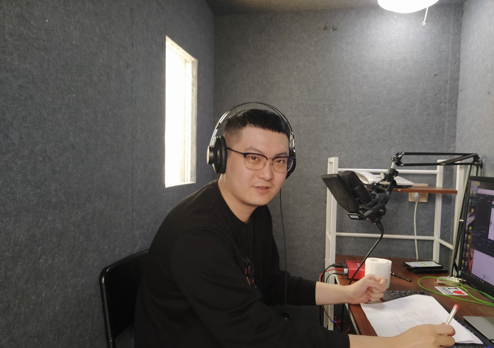 阿泰直播透露老帅近况:在kpl当导播,工资还没笑影一场比赛高