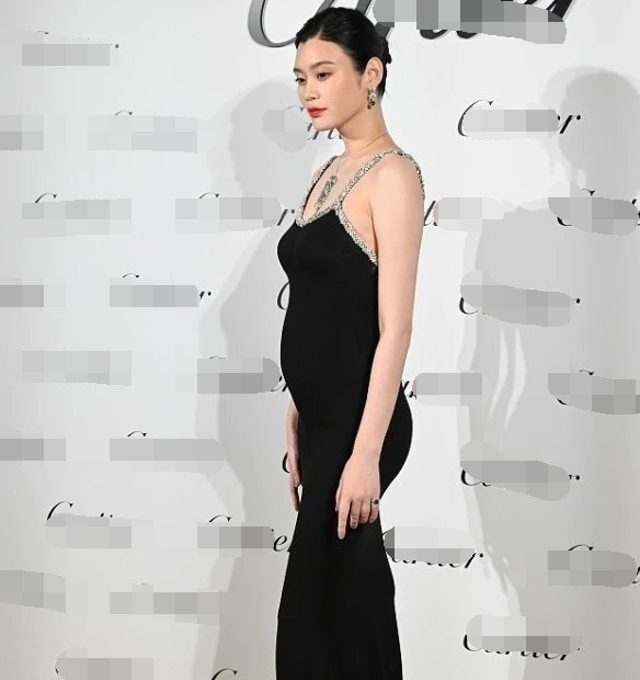 奚梦瑶手摸孕肚母爱满满侧身照暴露大肚与精修图截然不同